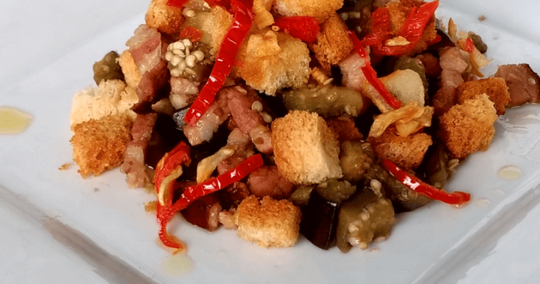 Berinjela com bacon e croutons