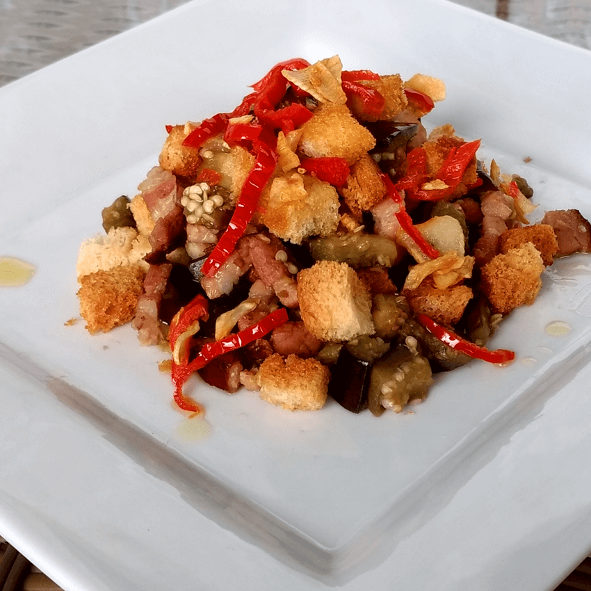 Berinjela com bacon e croutons