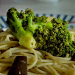 Macarrão com brócolis, berinjela e carne