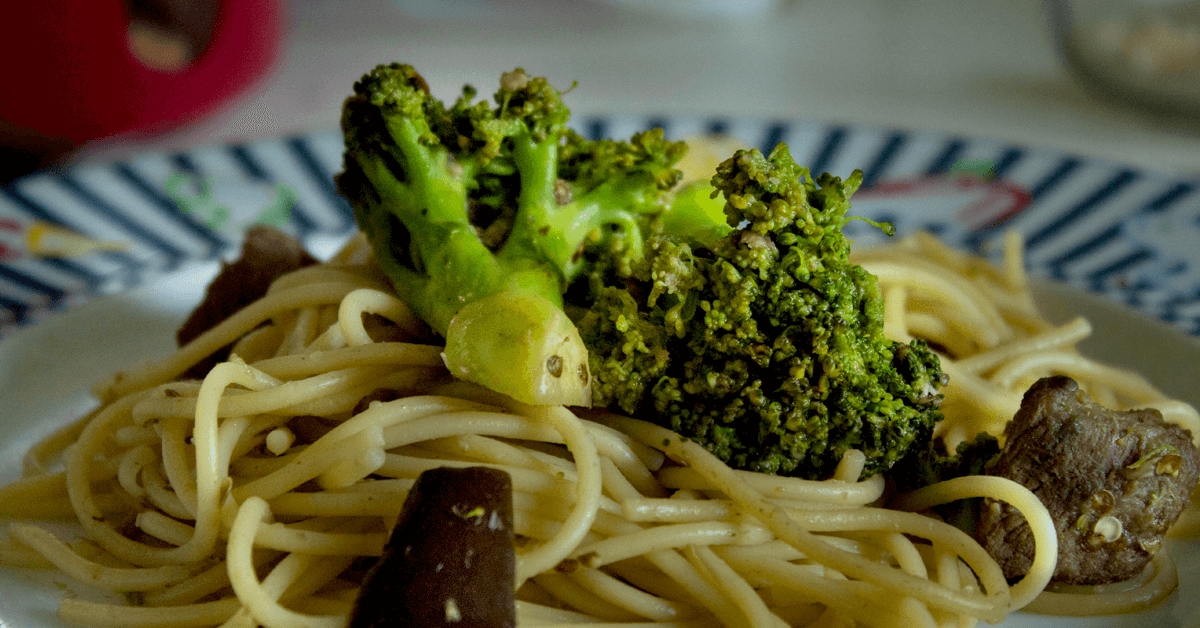 Macarrão com brócolis e berinjela